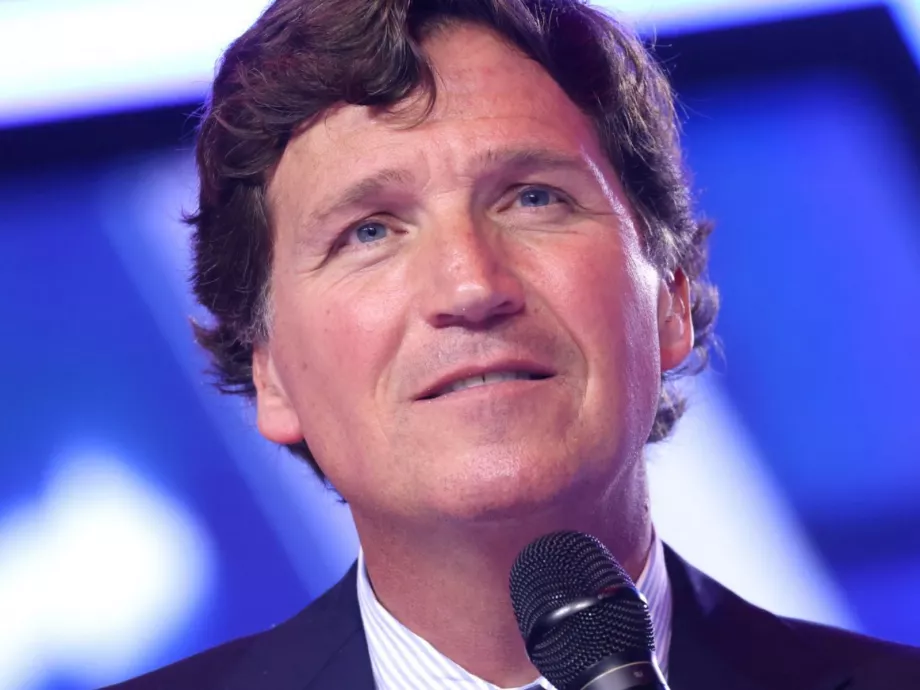 Tucker Carlson nemzetközileg is piacra dobja nikotinpárnáit