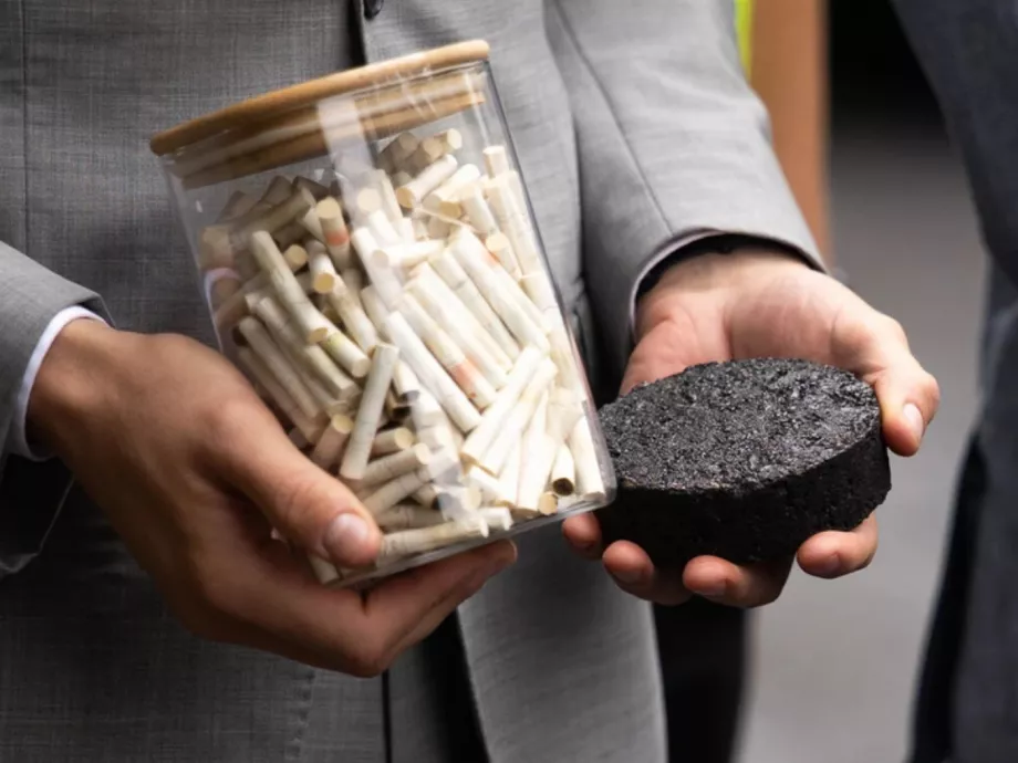Cigarettaszűrőkkel megerősített aszfalttal újítanak fel egy szlovákiai utat
