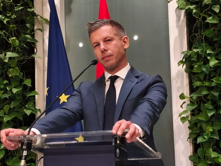 Magyar Péter nem szavazta meg a dohányadó-emelést