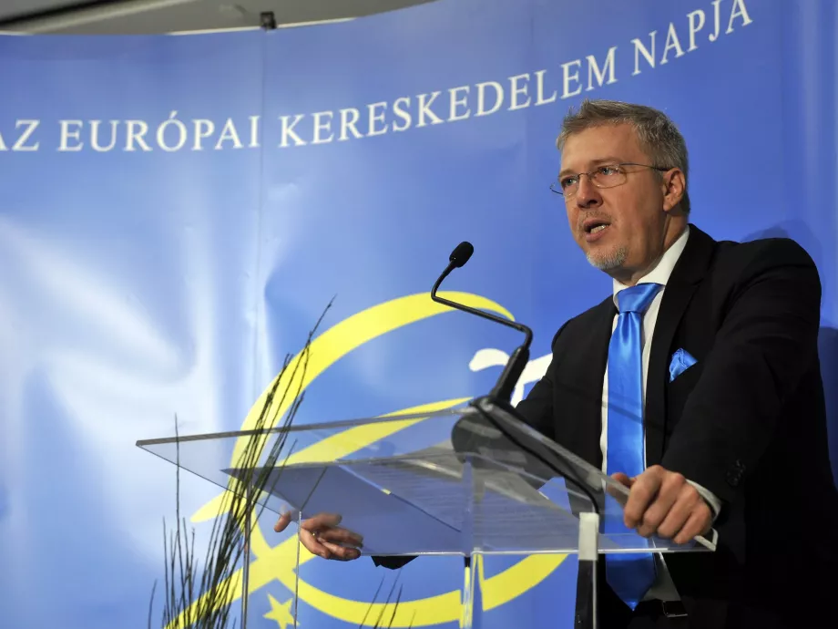Nem változtat a nyitvatartási szabályokon a kormány