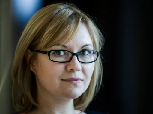 Neizer Anita a Tobacco kiadójánál folytatja